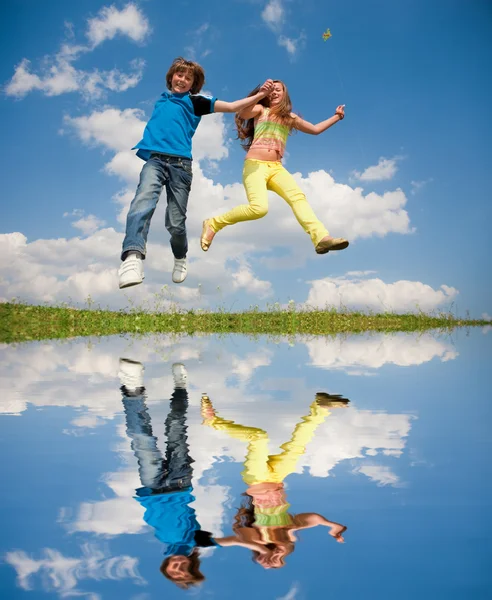 Dziewczyna i chłopak, skoki — Zdjęcie stockowe