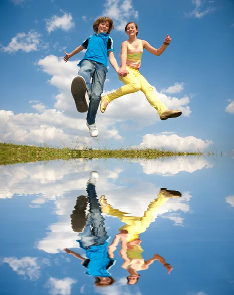 少女と少年ジャンプします。ソフト フォーカス。目に焦点を当てる. — ストック写真
