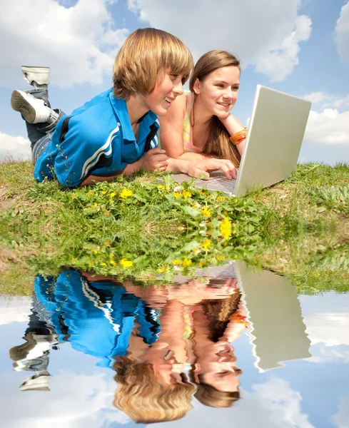 Two Smiling Teenagers Laptop Resting Meadow — Stock Photo, Image