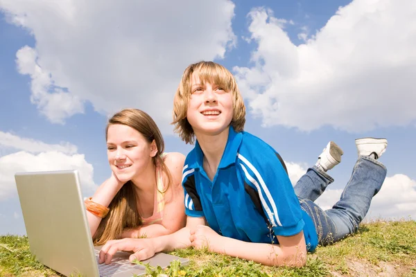 Dois Adolescentes Sorridentes Com Laptop Descansando Prado — Fotografia de Stock
