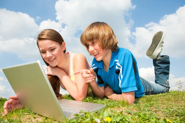 Two Smiling Teenagers Laptop Resting Meadow — Stock Photo, Image
