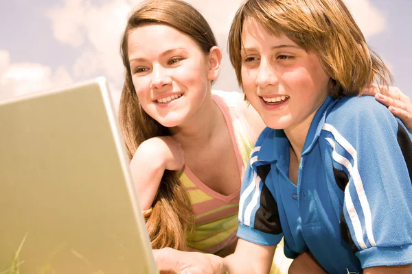 Δύο Έφηβοι Χαμογελώντας Φορητό Υπολογιστή Που Στηρίζεται Λιβάδι — Φωτογραφία Αρχείου