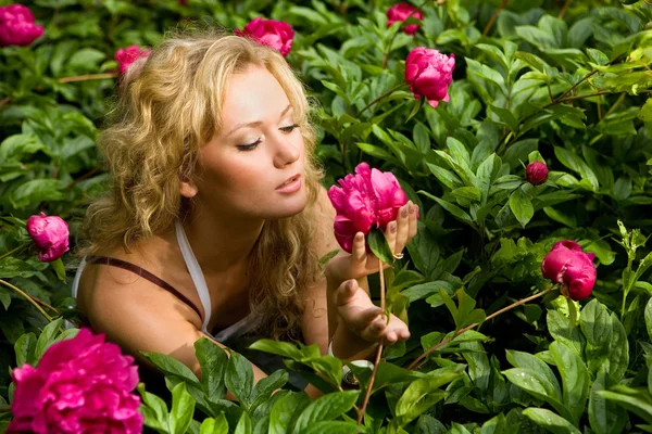 Mujer Joven Encantadora Relajándose Jardín — Foto de Stock