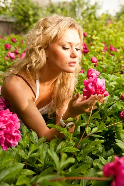 Lovely Young Woman Garden — Stock Photo, Image