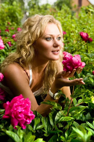 Lovely young woman in garden — Stock Photo, Image