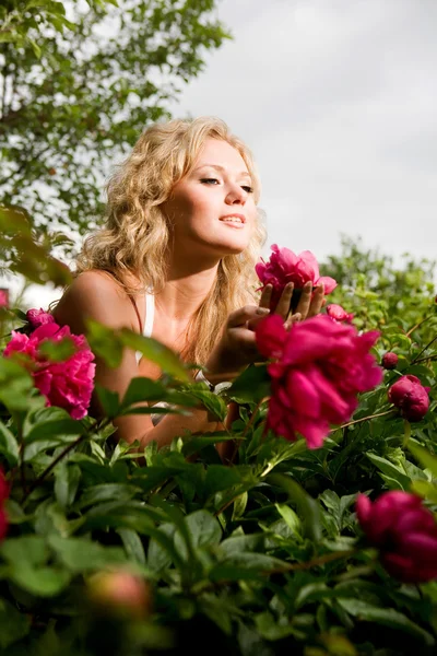 庭園でリラックスできる素敵な若い女性 — ストック写真