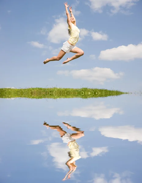 Feliz Mujer Joven Saltando — Foto de Stock
