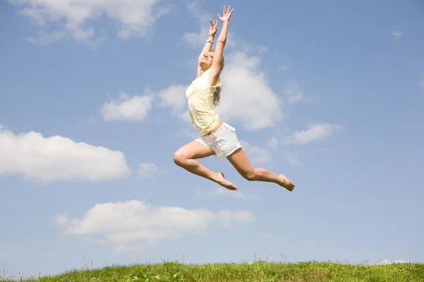 Joyeux jeune femme sautant — Photo