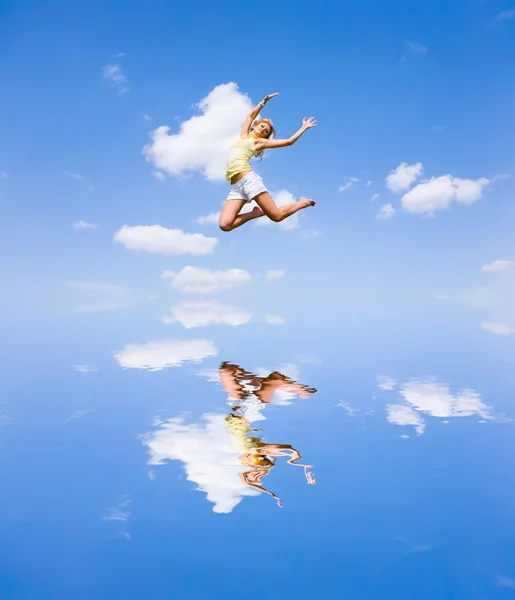 幸せな若い女性がジャンプしている — ストック写真