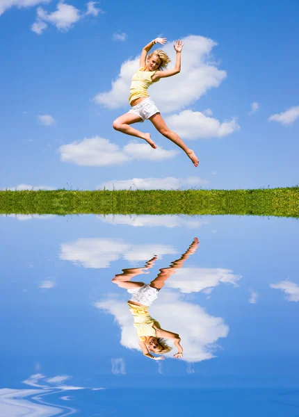 Mutlu genç kadın atlıyor. suya yansıyan. — Stok fotoğraf
