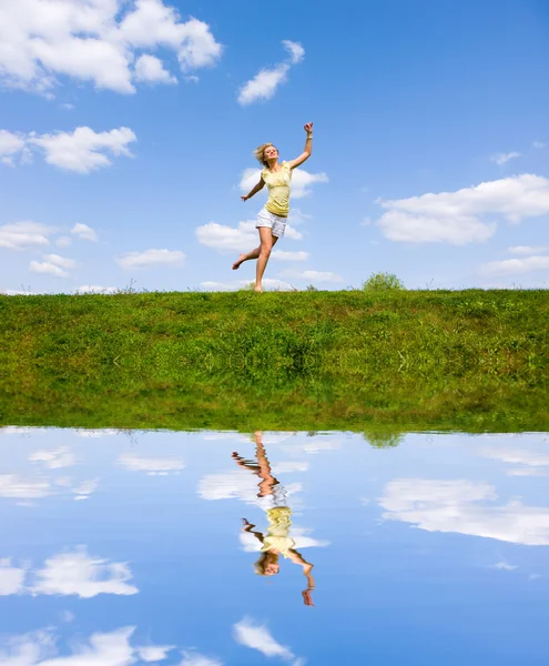 Glückliche Junge Frau Läuft Auf Einem Feld — Stockfoto