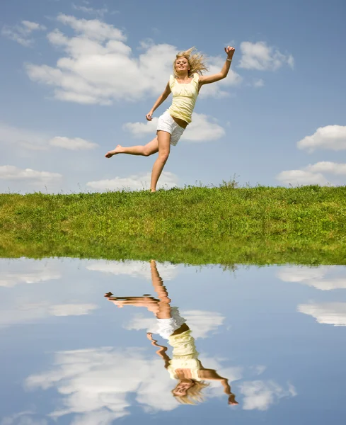 快乐的年轻女子跳 — 图库照片