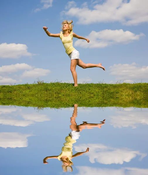 Gelukkig meisje springen — Stockfoto