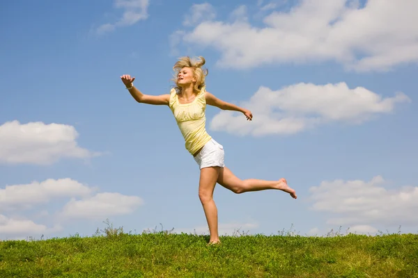 Mutlu kız atlaması — Stok fotoğraf