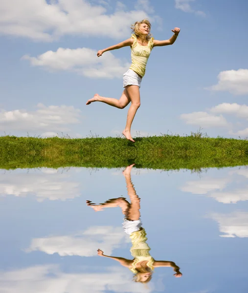 Mutlu Genç Kadın Atlama — Stok fotoğraf
