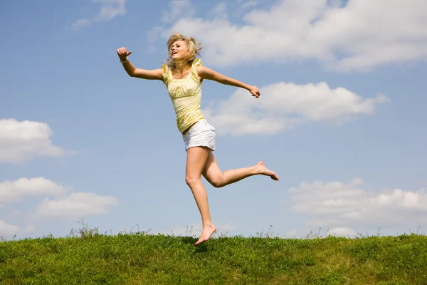 Lycklig Ung Kvinna Hoppning — Stockfoto