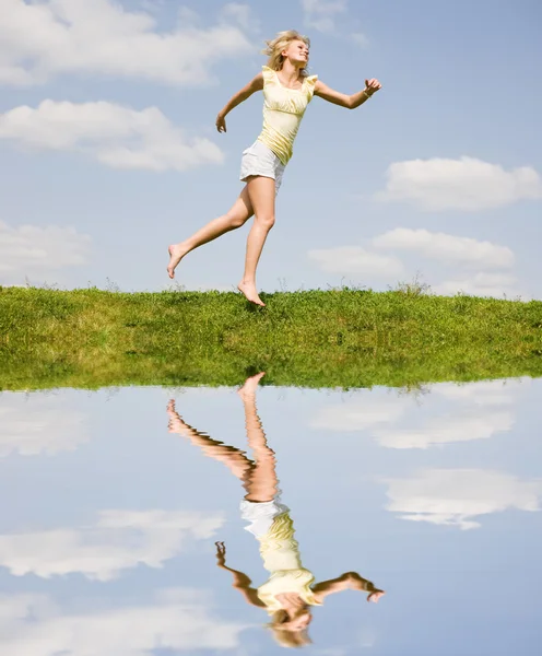 Szczęśliwa młoda kobieta skoki — Zdjęcie stockowe