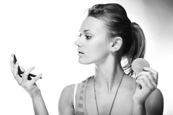 Jolie Femme Appliquant Maquillage Avec Poudre — Photo