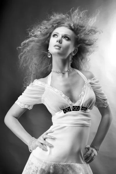 Bela jovem mulher em um vestido branco — Fotografia de Stock