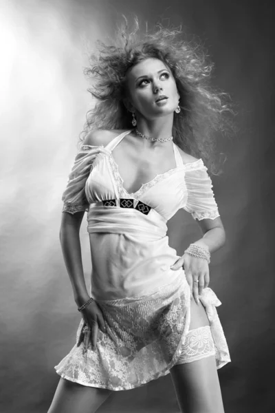 Krásná Mladá Žena Bílých Šatech — Stock fotografie
