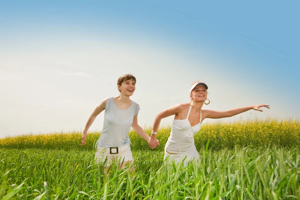 Zwei Glückliche Junge Frauen Rennen Auf Einem Feld — Stockfoto