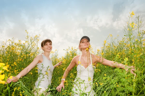 Duas Jovens Mulheres Felizes Campo — Fotografia de Stock