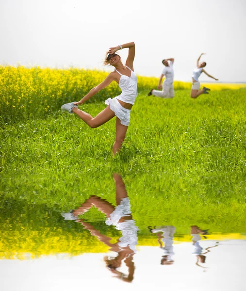 Feliz es saltar en un campo —  Fotos de Stock