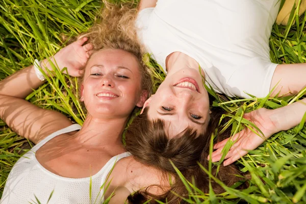 Dos Hermosas Mujeres Jóvenes Yacen Hierba Verde Aire Libre — Foto de Stock