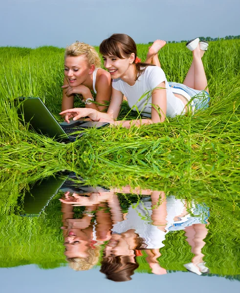 Dwie Piękne Dziewczyny Białe Szaty Śmiejąc Się Patrząc Zewnątrz Komputera — Zdjęcie stockowe