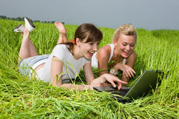 Two Beautiful Girls White Clothes Laughing Laptop Computer Outdoors Lay — Stock Photo, Image