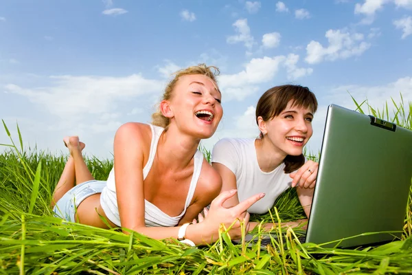 Due belle ragazze in abiti bianchi stanno ridendo e guardando — Foto Stock