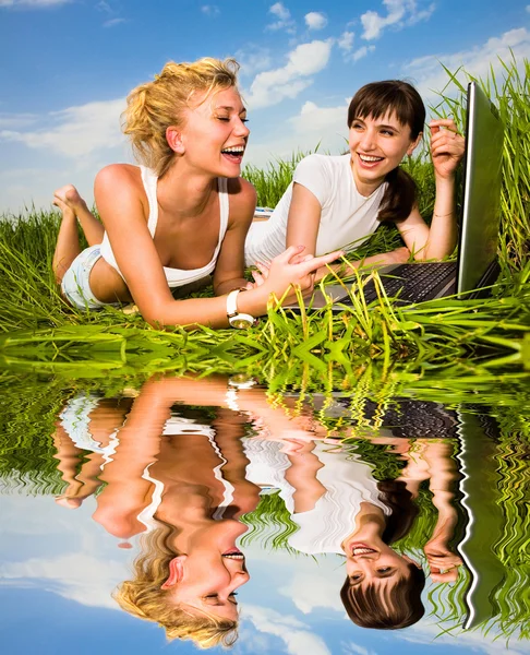 Dvě Krásné Dívky Bílých Šatech Notebooku Venku Zelené Trávy — Stock fotografie