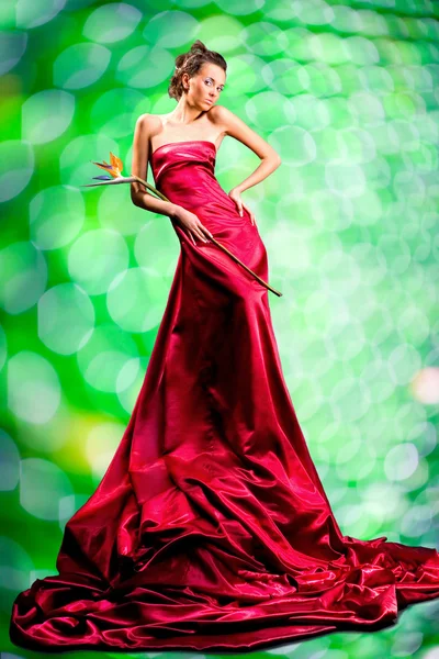 Belle Fille Dans Une Longue Robe Rouge Tient Fleur Exotique — Photo