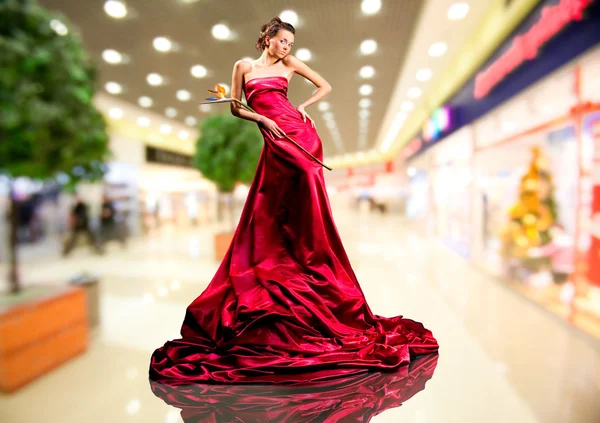 赤いドレスを着て背景インテリアで美しい少女 — ストック写真