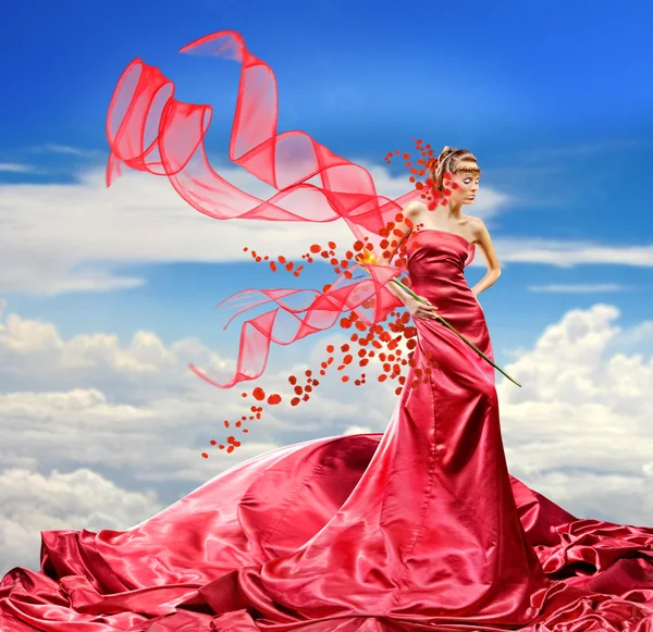 Vacker flicka i röd klänning — Stockfoto