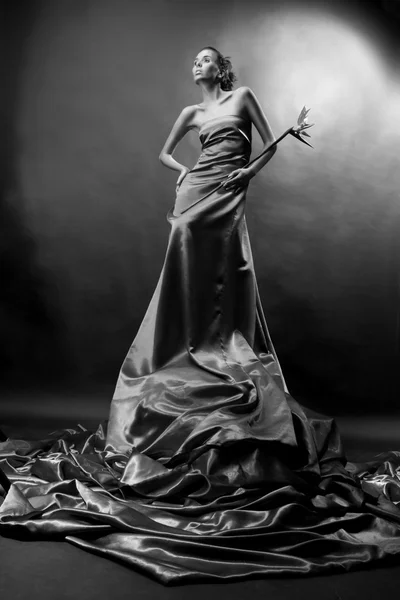 Uzun Elbiseli Güzel Kız Egzotik Çiçek Bir Elinde Tutar — Stok fotoğraf