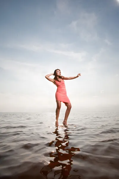 Красива дівчина стоїть на воді — стокове фото