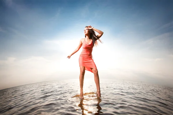 美丽的姑娘站在水面上 — 图库照片