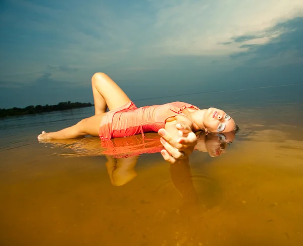 Menina bonita na água — Fotografia de Stock