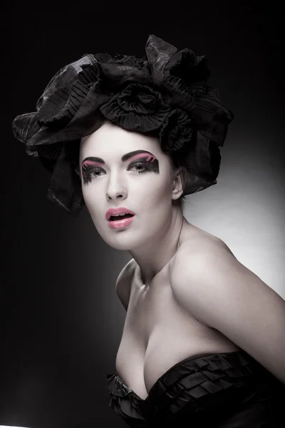 Närbild porträtt av en vacker ung kvinna. mode konst Foto — Stockfoto