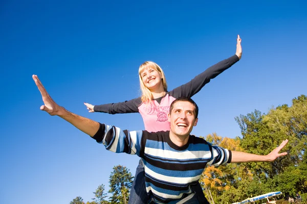 Jonge Liefde Paar Glimlachend Einde Vliegen Onder Blauwe Hemel — Stockfoto