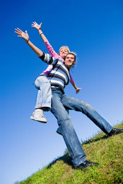 Šťastný Mladý Pár Skákání Obloze Nad Zelenou Louku — Stock fotografie