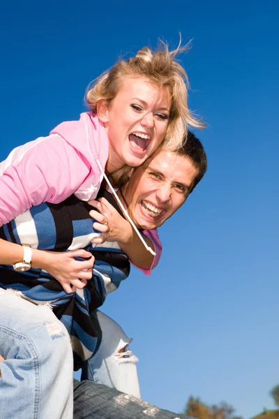 Jonge Liefde Paar Glimlachend Onder Blauwe Hemel — Stockfoto