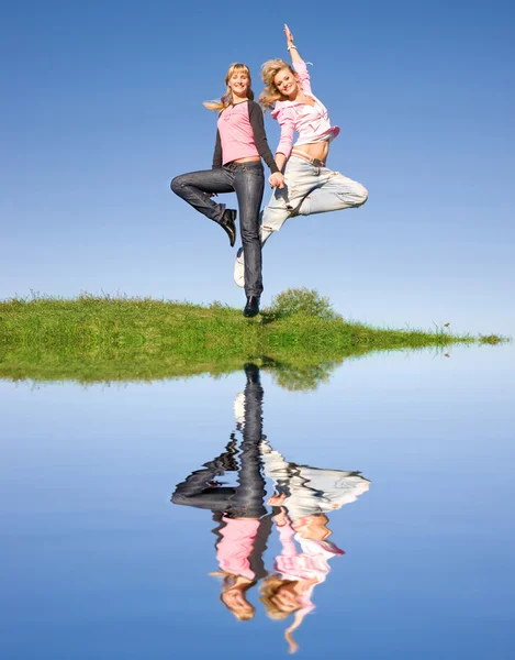 Dos Chicas Felices Saltando Prado Verde —  Fotos de Stock