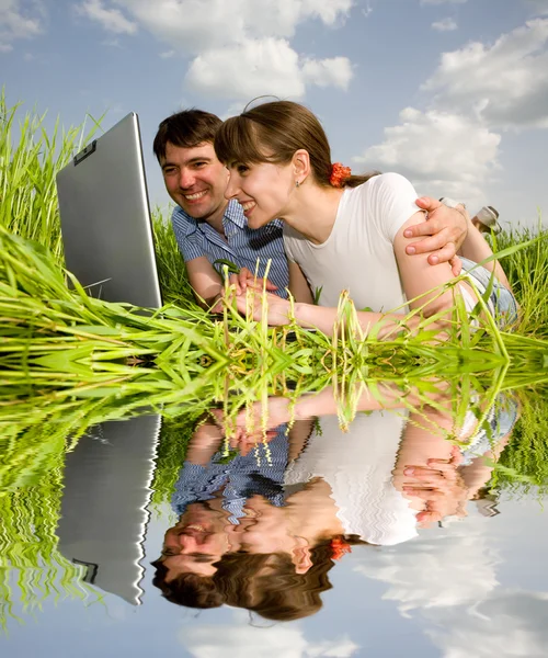 Casual Gelukkige Paar Een Laptopcomputer Buitenshuis Leg Het Groene Gras — Stockfoto