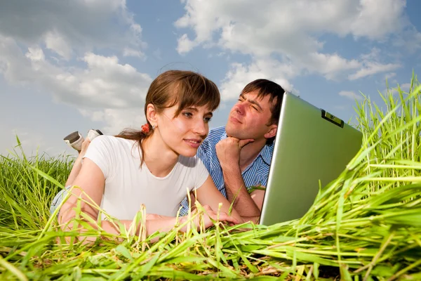 Dorywczo szczęśliwa para są rozmawiając i śmiejąc się zapłaciłam laptopa — Zdjęcie stockowe