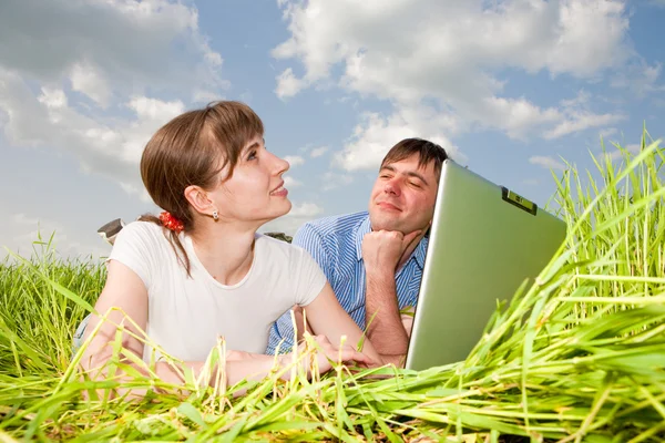 Casual Gelukkige Paar Een Laptopcomputer Buitenshuis — Stockfoto