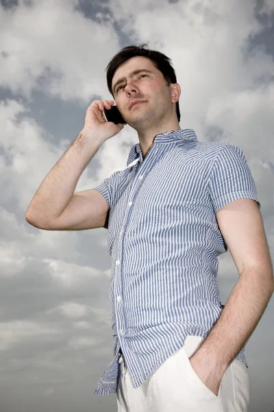 Νεαρός Άνδρας Καλεί Κινητό Τηλέφωνο Υπαίθρια Μαλακή Εστίαση Επικεντρωθείτε Στα — Φωτογραφία Αρχείου