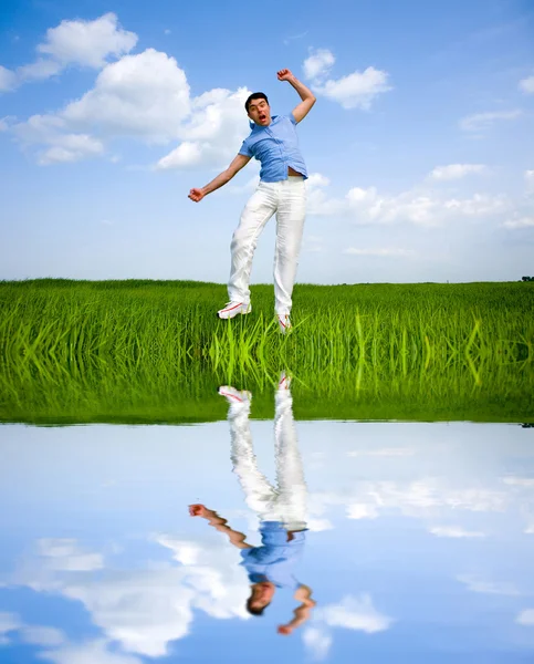 Glücklicher Mann Springt Ein Feld — Stockfoto