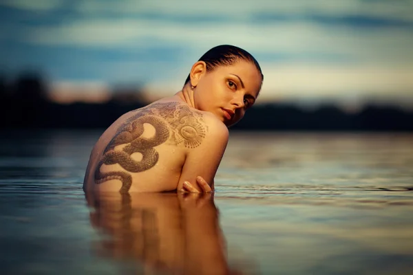 Молодая Девушка Татуировками Плавающая Морских Волнах Фотография Красивый Пейзаж — стоковое фото